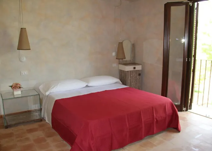 Tenuta Conte Ruggero מלון דירות 4*